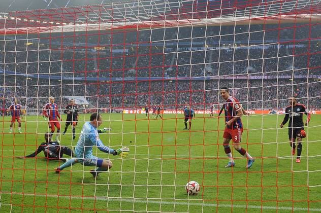 Tor zum 6-0 durch Robert LEWANDOWSKI (Bayern Muenchen) gegen Jaroslav DROBNY (Torwart Hamburger SV),Aktion,Torschuss.Hintertorkamera,Hintertorperspektive, FC Bayern Muenchen (M)-Hamburger SV (HH) 8-0. Fussball,Liga 1,1. Bundesliga,Spieltag21, 21.Spieltag am 14.02.2015. A L L I A N Z A R E N A.