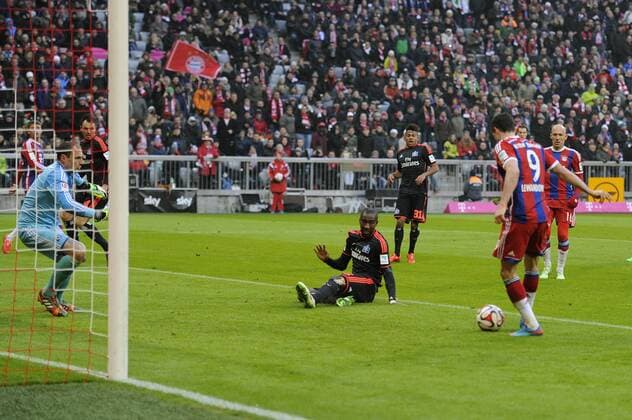 Tor zum 6-0 durch Robert LEWANDOWSKI (Bayern Muenchen,re) gegen Jaroslav DROBNY (Torwart Hamburger SV),Aktion,Torschuss. FC Bayern Muenchen (M)-Hamburger SV (HH) 8-0. Fussball,Liga 1,1. Bundesliga,Spieltag21, 21.Spieltag am 14.02.2015. A L L I A N Z A R E N A.