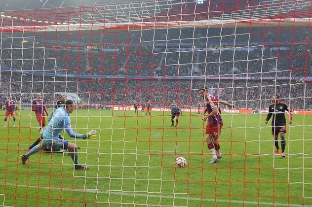 Tor zum 6-0 durch Robert LEWANDOWSKI (Bayern Muenchen) gegen Jaroslav DROBNY (Torwart Hamburger SV),Aktion,Torschuss.Hintertorkamera,Hintertorperspektive, FC Bayern Muenchen (M)-Hamburger SV (HH) 8-0. Fussball,Liga 1,1. Bundesliga,Spieltag21, 21.Spieltag am 14.02.2015. A L L I A N Z A R E N A.