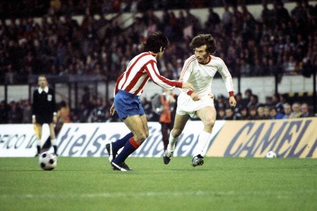 Europapokal der Landesmeister Finale, FC Bayern München - Atletico Madrid in Brüssel: Paul Breitner (re., München)