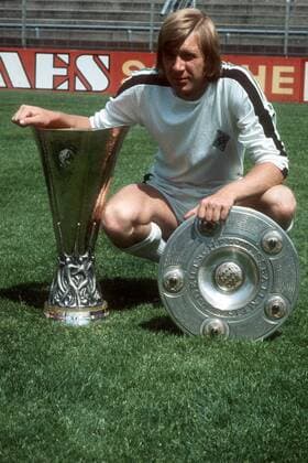 Henning Jensen (Borussia Mönchengladbach) mit der Meisterschale und dem UEFA-Pokal