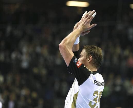 Foto : jubelnder Filip Jicha ( THW ) grüsst die Fans Sonntag, 15.02.2015 Handball Champions - League THW Kiel - Metalurg Skopje
