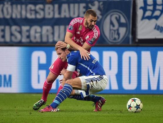 18.02.2015, xjhx, Fussball UEFA Champions League, FC Schalke 04 - Real Madrid, v.l. Benedikt Hoewedes (FC Schalke 04), Karim Benzema (Real Madrid)
