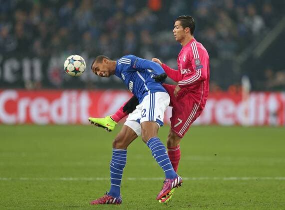 18.02.2015, Fussball Championsleague 2014 2015, Achtelfinale, FC Schalke 04 - Real Madrid, in der Veltins-Arena Gelsenkirchen. v.l. Joel Matip (Schalke) gegen Cristiano Ronaldo (Real Madrid) 