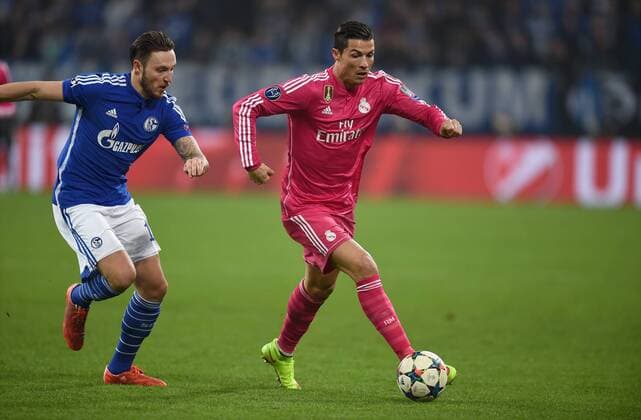 FUSSBALL CHAMPIONS LEAGUE SAISON 2014 2015 ACHTELFINAL HINSPIEL FC Schalke 04 - Real Madrid 18.02.2015 Cristiano Ronaldo re, Real Madrid) gegen Marco Hoeger (li, FC Schalke 04) 