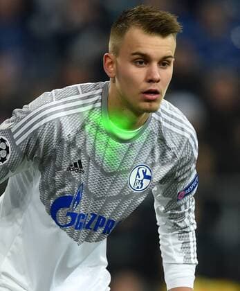 FUSSBALL CHAMPIONS LEAGUE SAISON 2014 2015 ACHTELFINAL HINSPIEL FC Schalke 04 - Real Madrid 18.02.2015 Torwart Timon Wellenreuther (FC Schalke 04) muss sich neben dem Gegner auch mit einer Laserpointer auseinander setzen 