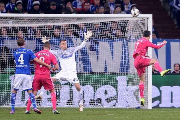 Fußball Champions League Achtelfinale Schalke 04 - Real Madrid am 18.02.2015 in der Veltins-Arena in Gelsenkirchen Cristiano Ronaldo ( Madrid ), rechts köpft das 0:1
