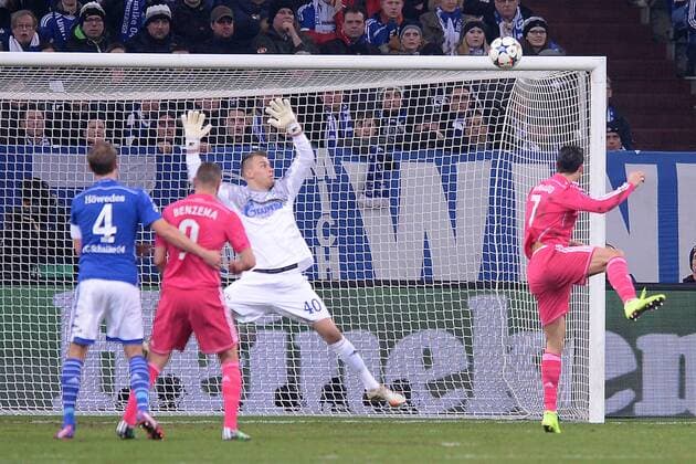 Fußball Champions League Achtelfinale Schalke 04 - Real Madrid am 18.02.2015 in der Veltins-Arena in Gelsenkirchen Cristiano Ronaldo ( Madrid ), rechts köpft das 0:1 Timon Wellenreuther ( Schalke ), links kann den Ball nicht halten