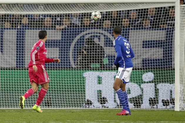 Cristiano Ronaldo (Real Madrid CF 7) mit dem Fuehrungs Tor zum 1:0 mit Joel Matip (FC Schalke 04 32) FC Schalke 04 vs Real Madrid F.C., Fussball, Champions-League, 18.02.2015 , EP_JSE