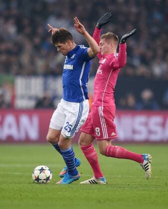 Klaas-Jan HUNTELAAR (FCS links) gegen Toni KROOS (MAD) Fussball international UEFA Championsleague, Saison 2014 2015, Achtelfinale Hinspiel: FC Schalke 04 - Real Madrid in Gelsenkirchen, Deutschland am 18.02.2015,
