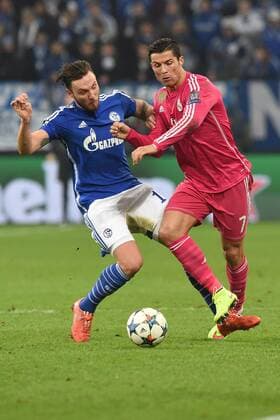 Fußball Champions League Achtelfinale Schalke 04 - Real Madrid am 18.02.2015 in der Veltins Arena in Gelsenkirchen Marco Höger ( Schalke ), links - Cristiano Ronaldo ( Real Madrid ), rechts