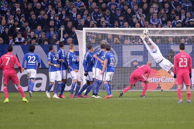 Fußball Champions League Achtelfinale Schalke 04 - Real Madrid am 18.02.2015 in der Veltins-Arena in Gelsenkirchen Timon Wellenreuther ( Schalke ), hinten kann einen Freistoß von Cristiano Ronaldo ( Madrid ), links halten