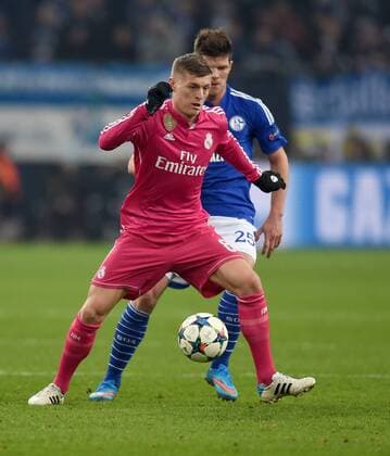 FUSSBALL CHAMPIONS LEAGUE SAISON 2014 2015 ACHTELFINAL HINSPIEL FC Schalke 04 - Real Madrid 18.02.2015 Toni Kroos (Real Madrid) vor Klaas Jan Huntelaar (FC Schalke 04) 