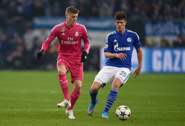 FUSSBALL CHAMPIONS LEAGUE SAISON 2014 2015 ACHTELFINAL HINSPIEL FC Schalke 04 - Real Madrid 18.02.2015 Toni Kroos (li, Real Madrid) vor Klaas Jan Huntelaar (re, FC Schalke 04) 