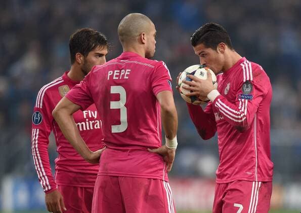 FUSSBALL CHAMPIONS LEAGUE SAISON 2014 2015 ACHTELFINAL HINSPIEL FC Schalke 04 - Real Madrid 18.02.2015 Er liebt den Ball: Cristiano Ronaldo (Real Madrid) 