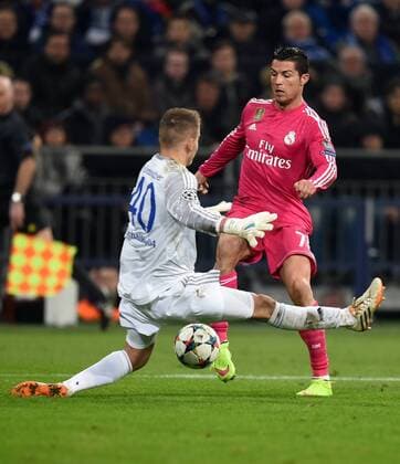 FUSSBALL CHAMPIONS LEAGUE SAISON 2014 2015 ACHTELFINAL HINSPIEL FC Schalke 04 - Real Madrid 18.02.2015 Cristiano Ronaldo (re, Real Madrid) umkurvt Torwart Timon Wellenreuther (li, FC Schalke 04) 