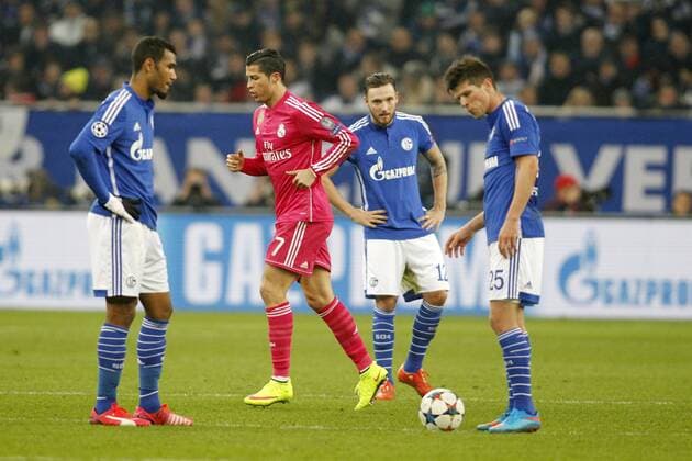 vl: Eric Maxim Choupo-Moting (FC Schalke 04), Torschuetze Cristiano Ronaldo (Real Madrid CF 7), Marco Hoeger (FC Schalke 04 12) und Klaas-Jan Huntelaar (FC Schalke 04 25) FC Schalke 04 vs Real Madrid F.C., Fussball, Champions-League, 18.02.2015 , EP_JSE