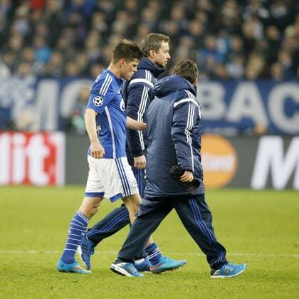 Klaas-Jan Huntelaar (FC Schalke 04 25) wird verletzt vom Platz gefuehrt FC Schalke 04 vs Real Madrid F.C., Fussball, Champions-League, 18.02.2015 , EP_JSE