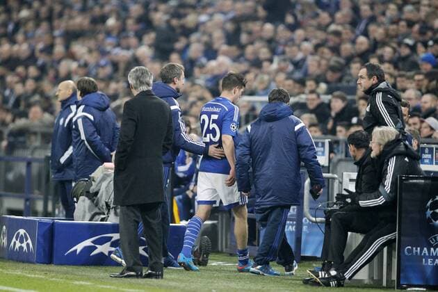 Klaas-Jan Huntelaar (FC Schalke 04 25) wird verletzt vom Platz gefuehrt FC Schalke 04 vs Real Madrid F.C., Fussball, Champions-League, 18.02.2015 , EP_JSE