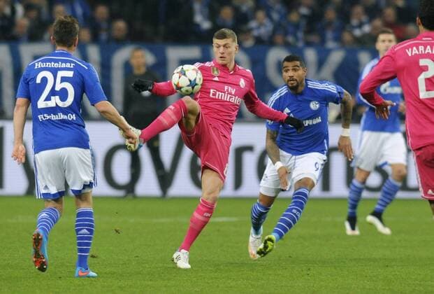 Fussball, UEFA Champions League, Herren, Saison 2014 2015, Achtelfinale Hinspiel, VELTINS Arena Gelsenkirchen: FC Schalke 04, S04 (blau) - Real Madrid (rot); Toni Kroos (Real Madrid), Kevin Prince Boateng (S04), Aktion.