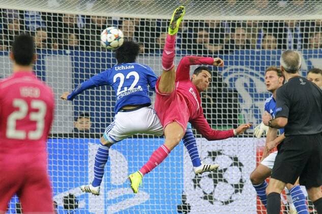 Fussball, UEFA Champions League, Herren, Saison 2014 2015, Achtelfinale Hinspiel, VELTINS Arena Gelsenkirchen: FC Schalke 04, S04 (blau) - Real Madrid (rot); Cristiano Ronaldo (Real Madrid), Atsuto Uchida (S04), Aktion.