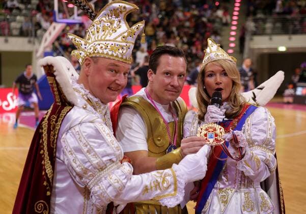 Karneval im Telekom Dome vor dem Spiel Telekom Baskets Bonn vs. BG Göttingen , hier: Prinzessin Bonna Nora I. , Prinz Jürgen I. , Hauptrunde 22.. Spieltag