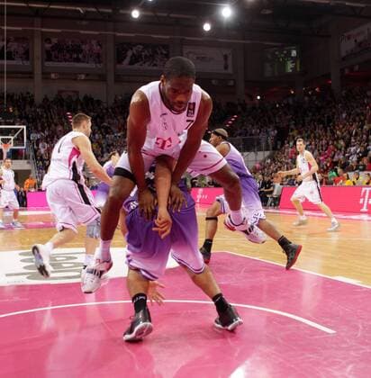 Ryan Brooks Telekom Baskets Bonn vs. Jamal Boykin BG Göttingen , Hauptrunde 22.. Spieltag , fliegt