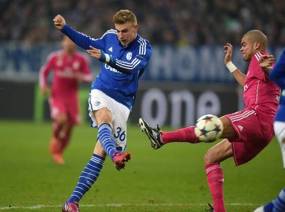 Gelsenkirchen - Fußball, Champions League Achtelfinale - FC Schalke 04 vs. Real Madrid - Felix Platte (Schalke04), li., trifft mit diesem Schuss nur die Torlatte