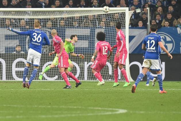 Fußball Champions League Achtelfinale Schalke 04 - Real Madrid am 18.02.2015 in der Veltins Arena in Gelsenkirchen Lattentreffer durch Felix Platte ( Schalke )