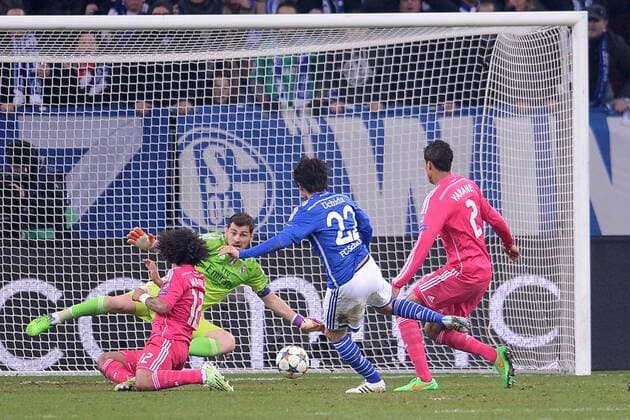 Fußball Champions League Achtelfinale Schalke 04 - Real Madrid am 18.02.2015 in der Veltins-Arena in Gelsenkirchen Torchance von Atsuto Uchida ( Schalke ), mitte - Iker Casillas ( Madrid ), hinten