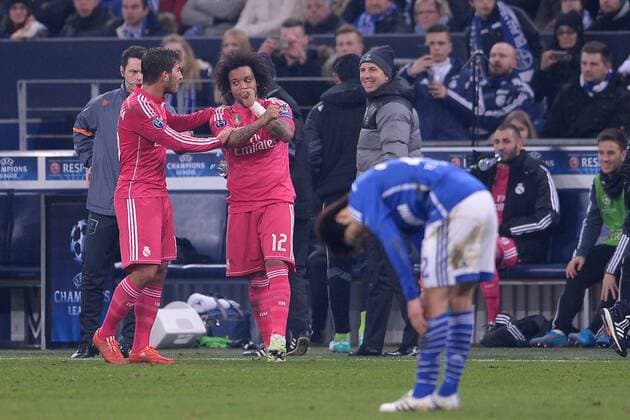 Fußball Champions League Achtelfinale Schalke 04 - Real Madrid am 18.02.2015 in der Veltins-Arena in Gelsenkirchen Torjubel zum 0:2 durch Marcelo ( Madrid ), rechts - Lucas Silva ( Madrid ), links - Atsuto Uchida ( Schalke ), vorne ist enttäuscht