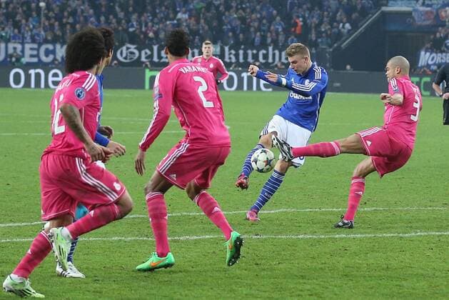 Felix Platte, S04 Nr. 30 Schiesst an den Pfosten FC SCHALKE 04 - REAL MADRID , Fussball UEFA Champions League, Achtelfinale, Gelsenkirchen, 18.02.2015 CL Saison 2014 2015,