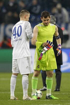Timon Wellenreuther (FC Schalke 04 40) beim Triktottausch mit Torwart Iker Casillas (Real Madrid CF 1) FC Schalke 04 vs Real Madrid F.C., Fussball, Champions-League, 18.02.2015 , EP_JSE