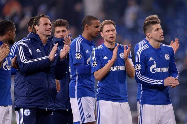 Fußball Champions League Achtelfinale Schalke 04 - Real Madrid am 18.02.2015 in der Veltins-Arena in Gelsenkirchen Christian Wetklo ( Schalke ), links - Benedikt Höwedes ( Schalke ), mitte - Matija Nastasic ( Schalke ), rechts bedanken sich bei den Fans