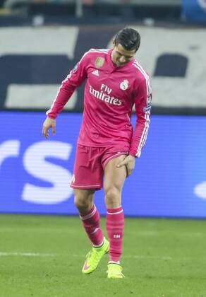 Cristiano RONALDO, Real Madrid 7 Verletzung, Verstauchung, Zerrung,fasst sich an den Oberschenkel FC SCHALKE 04 - REAL MADRID 0-2 , Fussball UEFA Champions League, Achtelfinale, Gelsenkirchen, 18.02.2015 CL Saison 2014 2015,