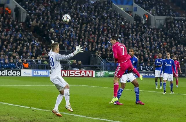Cristiano RONALDO, Real Madrid 7 Torschuss, schiesst das Tor zum 0-1 gegen Joel MATIP, S04 32 Timon WELLENREUTHER, S04 Nr. 40 FC SCHALKE 04 - REAL MADRID 0-2 , Fussball UEFA Champions League, Achtelfinale, Gelsenkirchen, 18.02.2015 CL Saison 2014 2015,