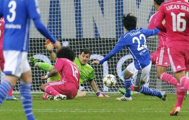 Fussball, UEFA Champions League, Herren, Saison 2014 2015, Achtelfinale Hinspiel, VELTINS Arena Gelsenkirchen: FC Schalke 04, S04 (blau) - Real Madrid (rot) 0:2; Torchance Atsuto Uchida (S04) gegen Iker Casillas (Real Madrid) und Marcelo (Real Madrid), Aktion.
