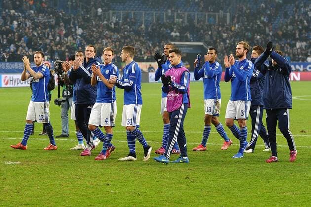 Fußball Champions League Achtelfinale Schalke 04 - Real Madrid am 18.02.2015 in der Veltins Arena in Gelsenkirchen Schalker Spieler bedanken sich bei ihren Fans