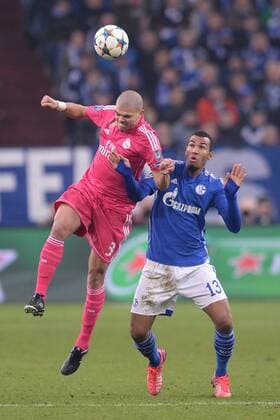 Fußball Champions League Achtelfinale Schalke 04 - Real Madrid am 18.02.2015 in der Veltins-Arena in Gelsenkirchen Pepe ( Madrid ), links - Eric Maxim Choupo-Moting ( Schalke ), rechts