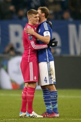 Champions League 2015 FC Schalke 04 vs. Real Madrid HIER links Toni Kroos ( Real Madrid ) + rechts Benedikt Höwedes ( FC Schalke 04 ) beim Schlußpfiff freundschaftlich