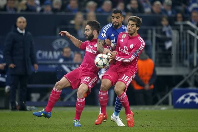 Champions League 2015 FC Schalke 04 vs. Real Madrid HIER 15 Dani Carvajal + 16 Lucas Silva ( Real Madrid ) wehren ab gegen blau Kevin-Prince Boateng ( FC Schalke 04 ) im Hintergrund Trainer Roberto Di Matteo ( FC Schalke 04 )