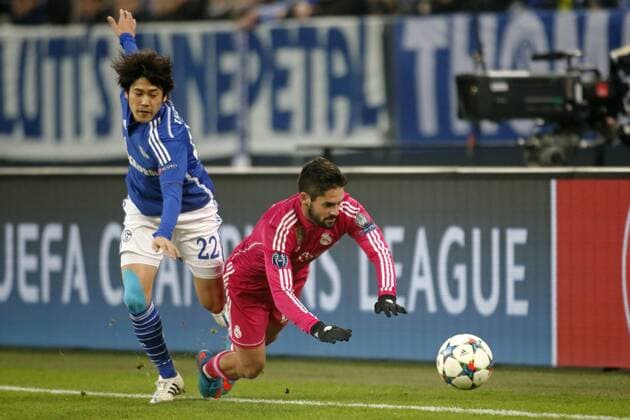 Champions League 2015 FC Schalke 04 vs. Real Madrid HIER blau Atsuto Uchida ( FC Schalke 04 ) + Isco ( Real Madrid ) kämpfen um den Ball
