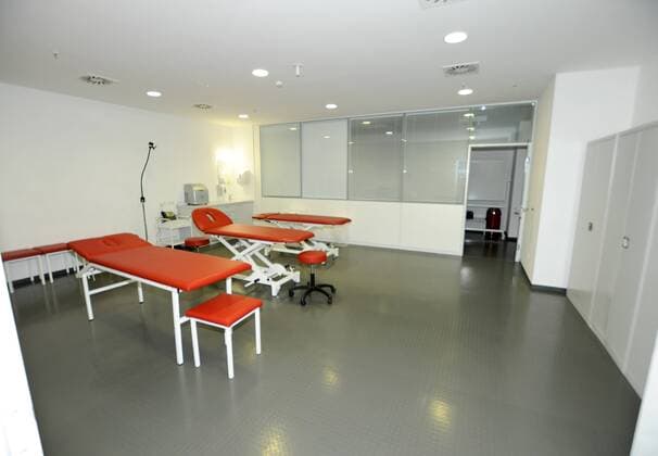 Interieur der Allianz-Arena, Heimat des FC Bayern München: Physio-Raum mit Massage-Bänken