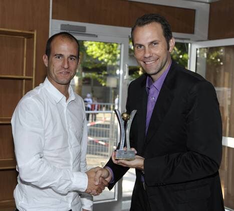 Journalist Matthias Brügelmann (SportBild) überreicht Mehmet Scholl den SportBild-Award 2011 für den Liebling des Jahres