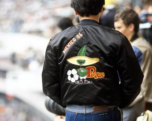 WM 1986 in Mexiko: Junger Fan mit WM Maskottchen Pique auf der Jacke