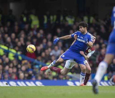 21.02.2015. London, England. Barclays Premier League. Chelsea versus Burnley. Chelsea s Diego Costa holds up the ball. xNigelxCookex  ActionPlus11599207