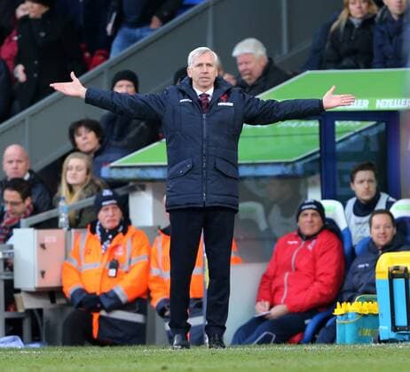 Crystal Palace s Alan Pardew looks on Barclays Premier League - Crystal Palace vs Arsenal - Selhurst Park - England - 21st February 2015 - Picture David Klein Sportimage EDITORIAL USE ONLY. No use with unauthorised audio, video, data, fixture lists, club league logos or live services. Online in-match use limited to 120 images, no video emulation. No use in betting, games or single club league player publications.