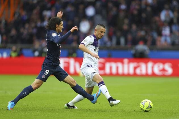 Edinson Cavani (PSG) vs Dragos Grigore (Toulouse) FOOTBALL, France - Ligue 1 - Paris Saint Germain (PSG) vs. FC Toulouse - 21 02 2015 GwendolineLeGoff Panoramic 