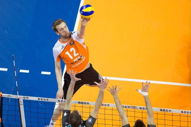Berlin, Deutschland, 21.02.2015: Volleyball Bundesliga Saison 2014 2015 - BR Volleys - SWD Powervolleys Dueren Düren. Paul Carroll (BR Volleys 12) gegen den Block aus Matthias Pompe (Düren 10), Georg Klein (Düren 6)