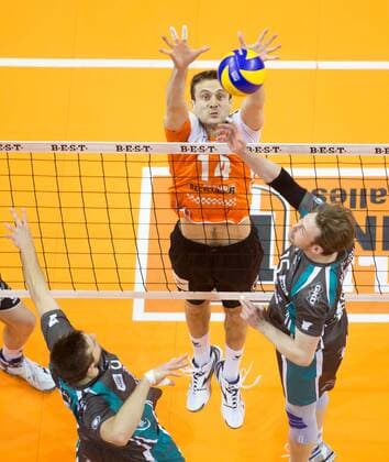 Berlin, Deutschland, 21.02.2015: Volleyball Bundesliga Saison 2014 2015 - BR Volleys - SWD Powervolleys Dueren Düren. Steven Hunt (Düren 8) und Ciaran McGovern (Düren 15) gegen den Block aus Tomas Kmet (BR Volleys 14)